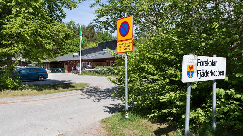 Fasaden på Fjäderkobben. Fasaden på Fjäderkobben.