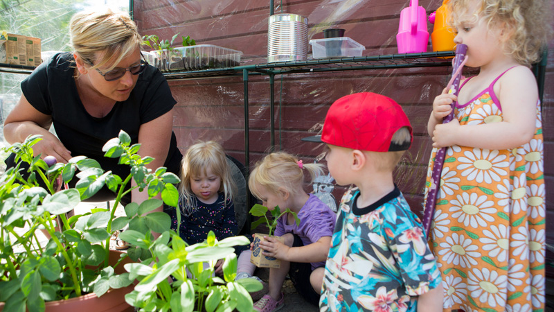 Barnen ute i trädgården.